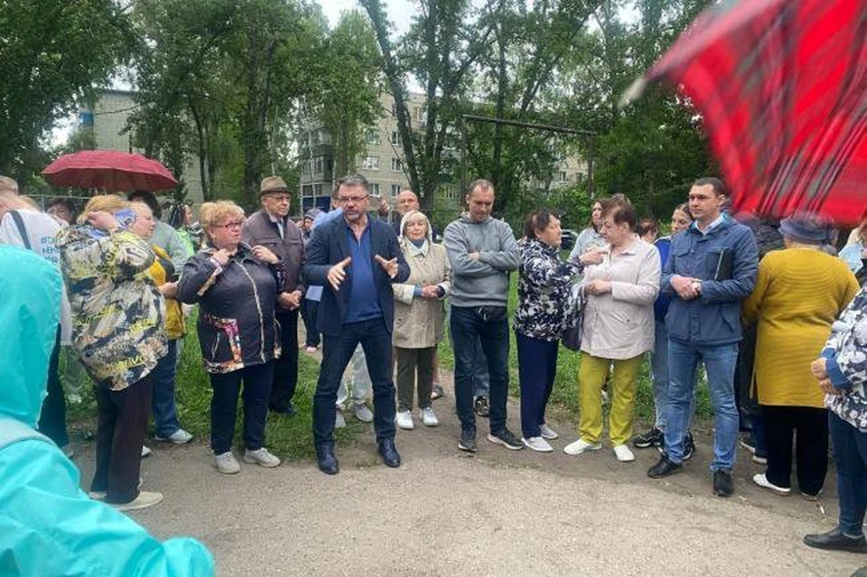 Жители поблагодарили Сергея Моргачёва за поддержку проекта благоустройства. ФОТО: ЗСО УО