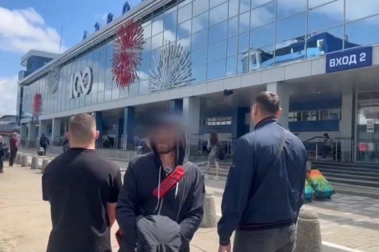 Девушку привязали к детской кроватке, в которой спал малыш: грабителя квартиры задержали спустя 30 лет