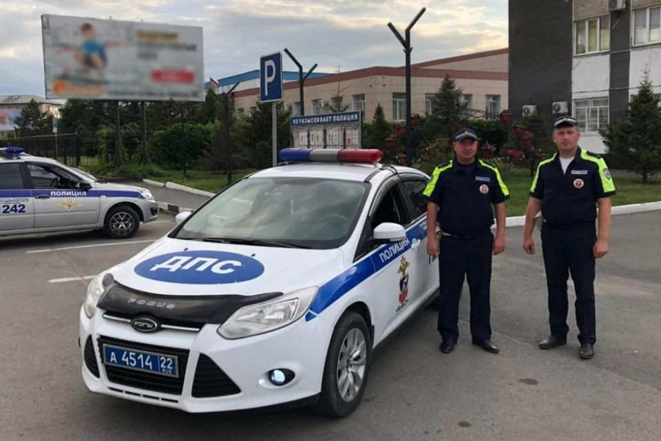 Инспекторы из Камня-на-Оби Николай Усов и Владимир Куксов не побоялись войти в горящий дом, чтобы спасти жильцов