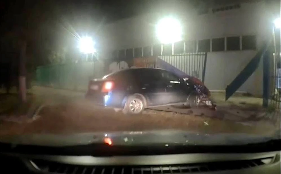 Водитель остановился, когда его машина врезалась в забор. Фото: кадр из видео МВД Крыма/Tg