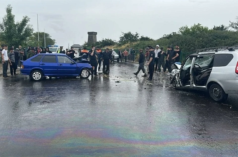 В результате ДТП в больницу Хасавюрта были доставлены оба водителя, а также двое детей. Фото: МВД по республике Дагестан