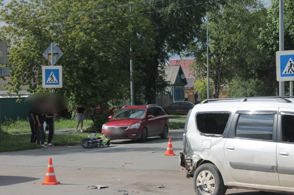 28-летний житель Оренбурга за рулем автомобиля «Лада Ларгус» при повороте налево, с улицы Советской на улицу Московскую, не уступил дорогу 17-летнему мотоциклисту