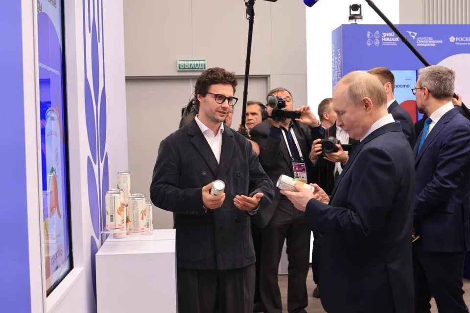 Владимир Путин и основатель бренда Lapochka. Фото: правительство Челябинской области
