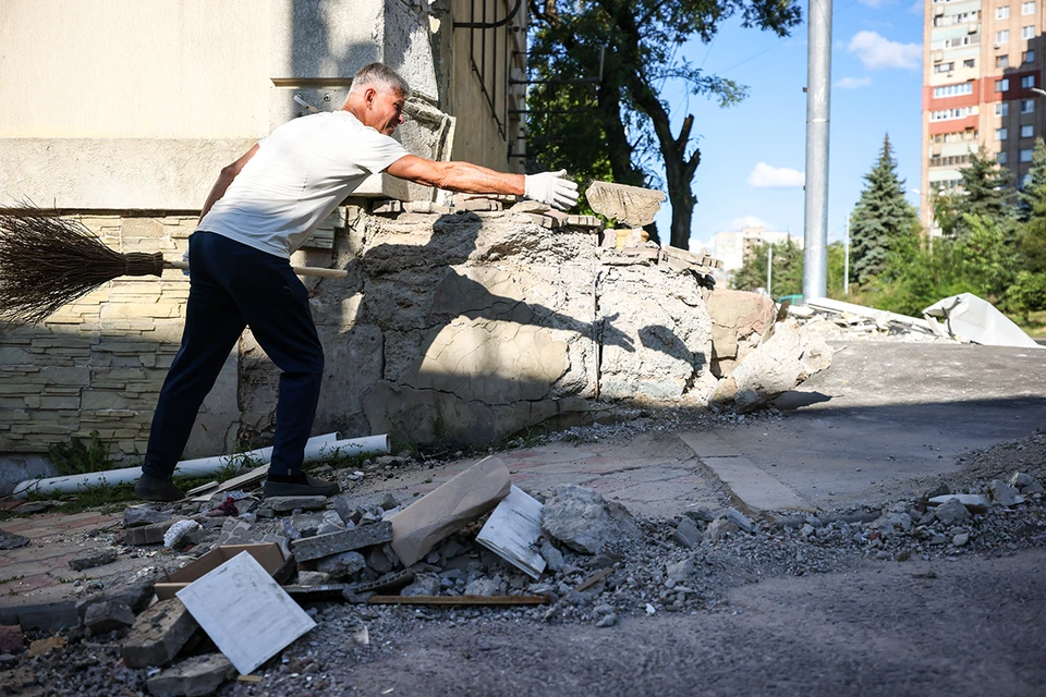 3 июля в центре Луганска произошел взрыв, в результате которого погиб бывший мэр города Манолис Пилавов, а несколько человек получили травмы. Фото: Александр Река/ТАСС
