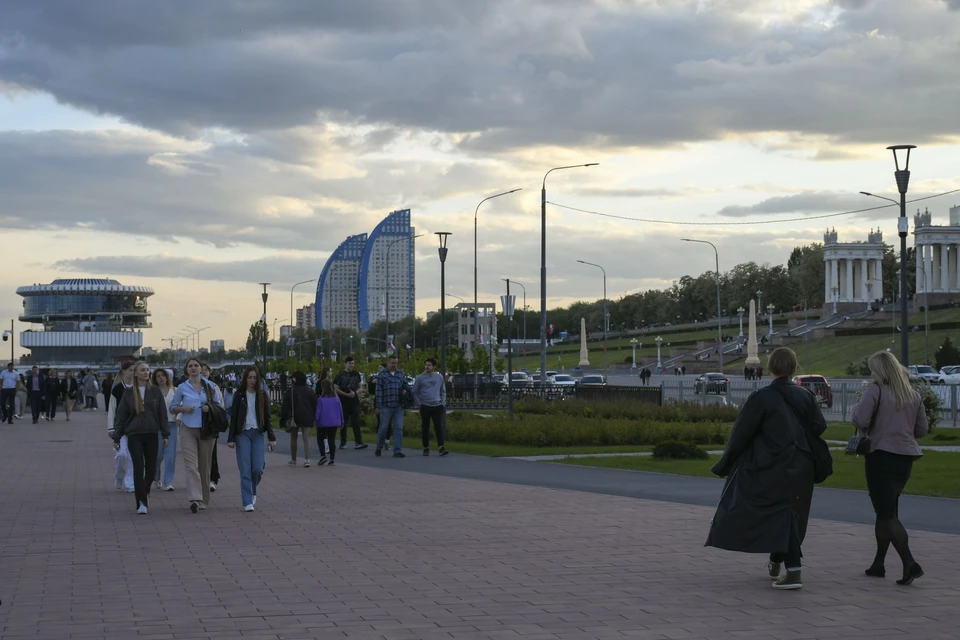 Поиски 6 человек продолжаются.
