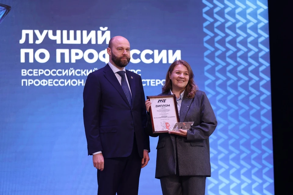 Награды и дипломы победителям регионального этапа проекта вручал первый вице-губернатор Михаил Смирнов / Фото: Электрощит Самара