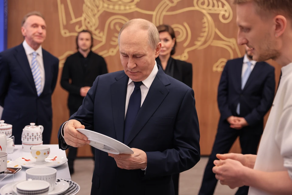 Владимир Путин оценил уральский фарфор. Фото: пресс-служба выставки "Знай наших"