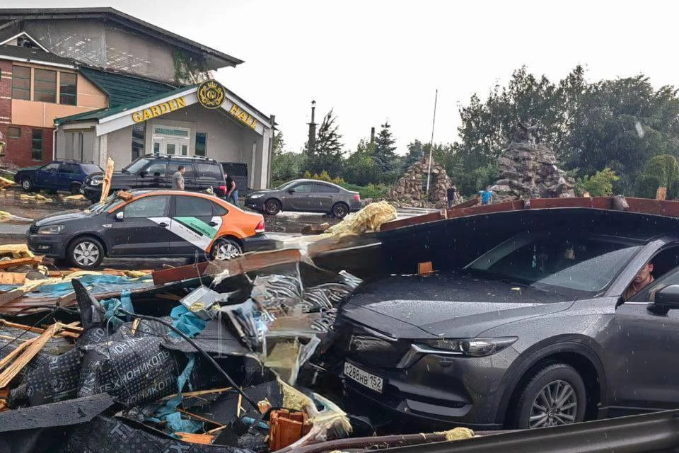 Крыша кафе обрушилась на улице Удмуртской. Фото: Нижний 24