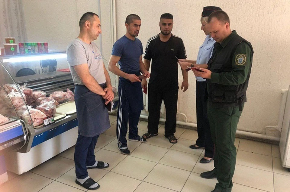 Рейд проходил по торговым точкам в Кировском районе. Фото: пресс-служба ВСУ СКР по ЦВО