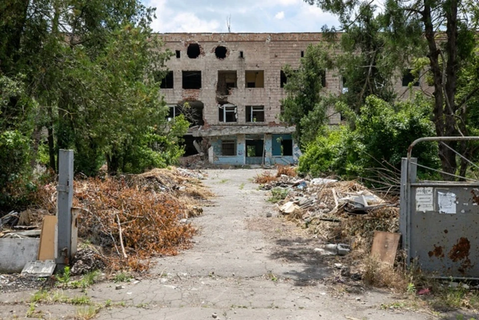 Двор бывшей больницы завален мусором. Фото: Администрация Мариуполя