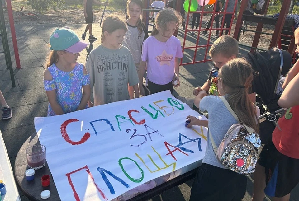 Детская площадка стала настоящим подарком для местной детворы. Фото: администрация Новоалександровского округа