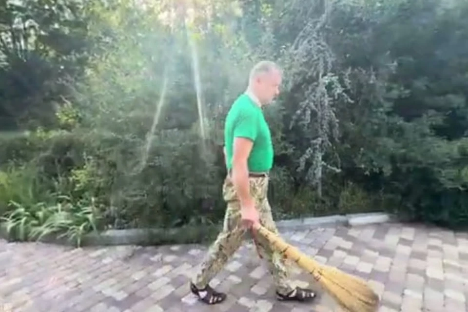 Олег Зубков вернулся в сафари-парк из медцентра в Краснодаре. Фото: кадр видео Олег Зубков - Человек Лев/Tg