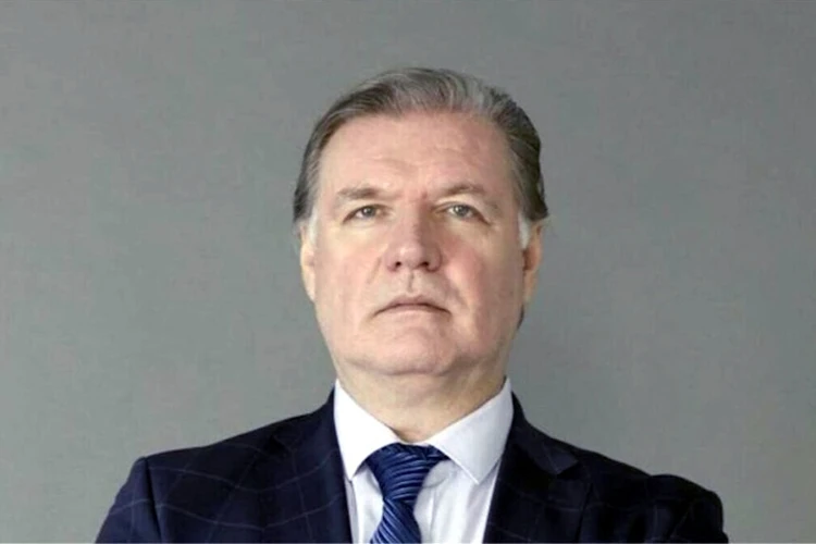 Четвертая жена моложе на 23 года, третья оставила ему сына: позднее счастье актера Владимира Симонова