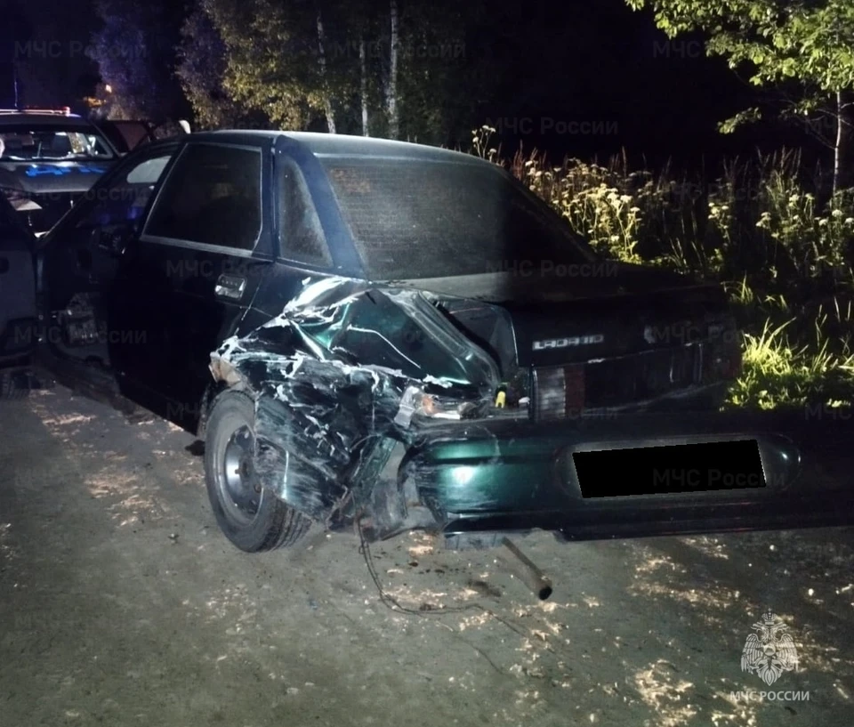 В Калужской области «Лада» сбила пешеходов и влетела в припаркованный автомобиль