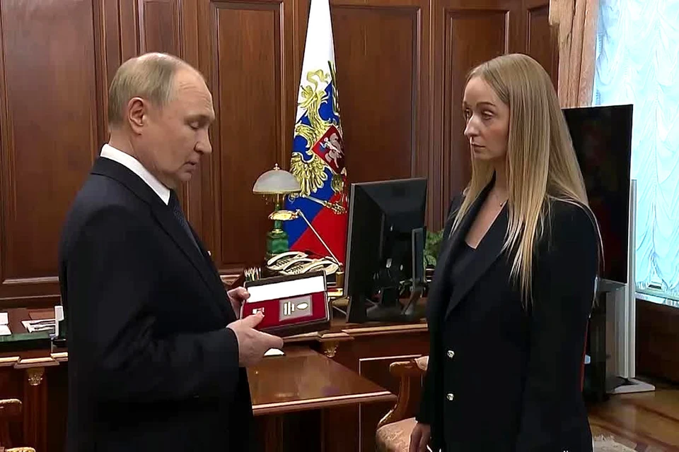 Появилось видео вручения Путиным медали «Золотой Звезды» вдове Гудкова