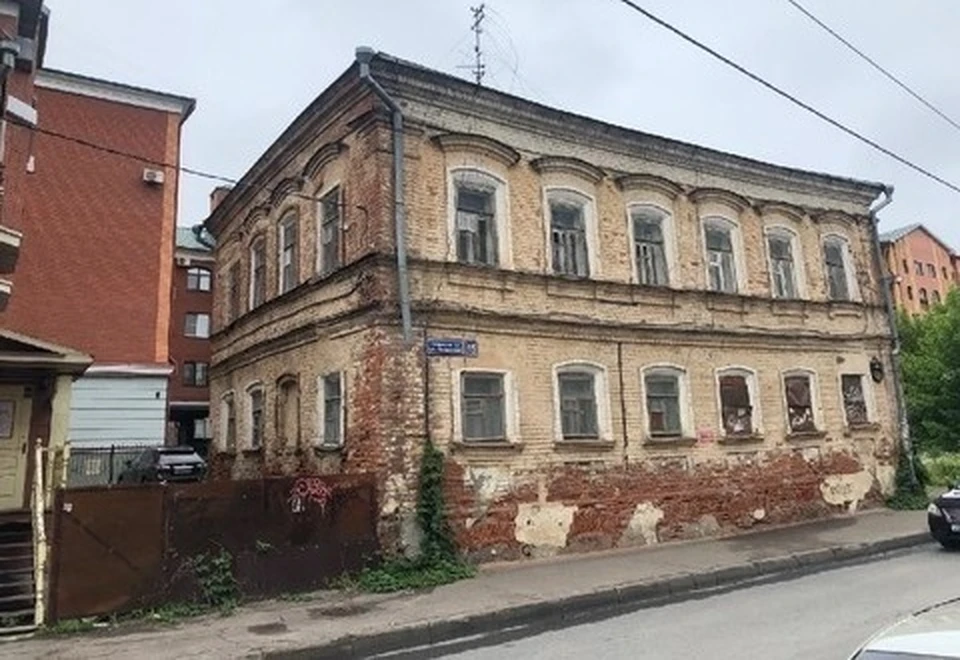 Здание представляет собой трехэтажный дом, построенный в XIX веке.