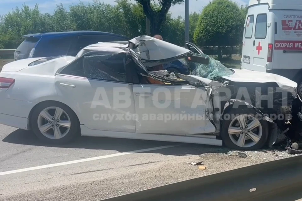 Пострадали водитель и пассажир Toyota Camry, а также автомобилист за рулем Mitsubishi Fuso. Фото: принтскрин видео "Автогарант".