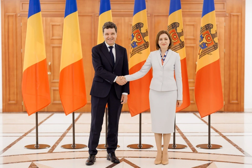 Дан Никушор подарил Майе Санду шарф. Фото: соцсети
