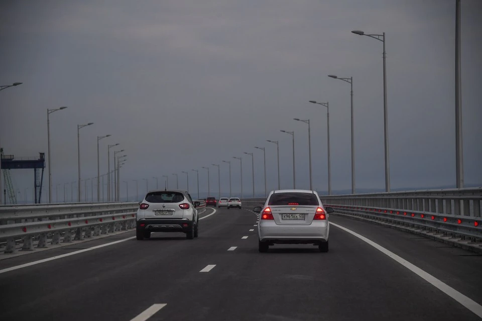 Вереница из автомобилей периодически доходит чуть ли не до 10-15 километров