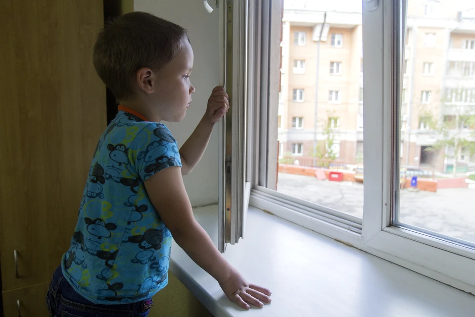 Открытые окна без защитных приспособлений могут стать источником смертельной опасности для маленьких детей