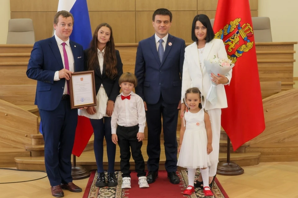 Победители в номинации «Многодетная семья» Алена и Роман Беллер и их трое детей. Фото: краевое правительство