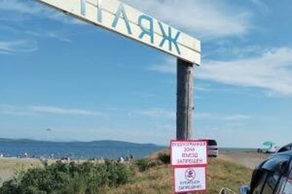 Мужчина взимал плату за проезд к пляжу «Амба» в бухте Муравьиная. Фото: полиция Приморья
