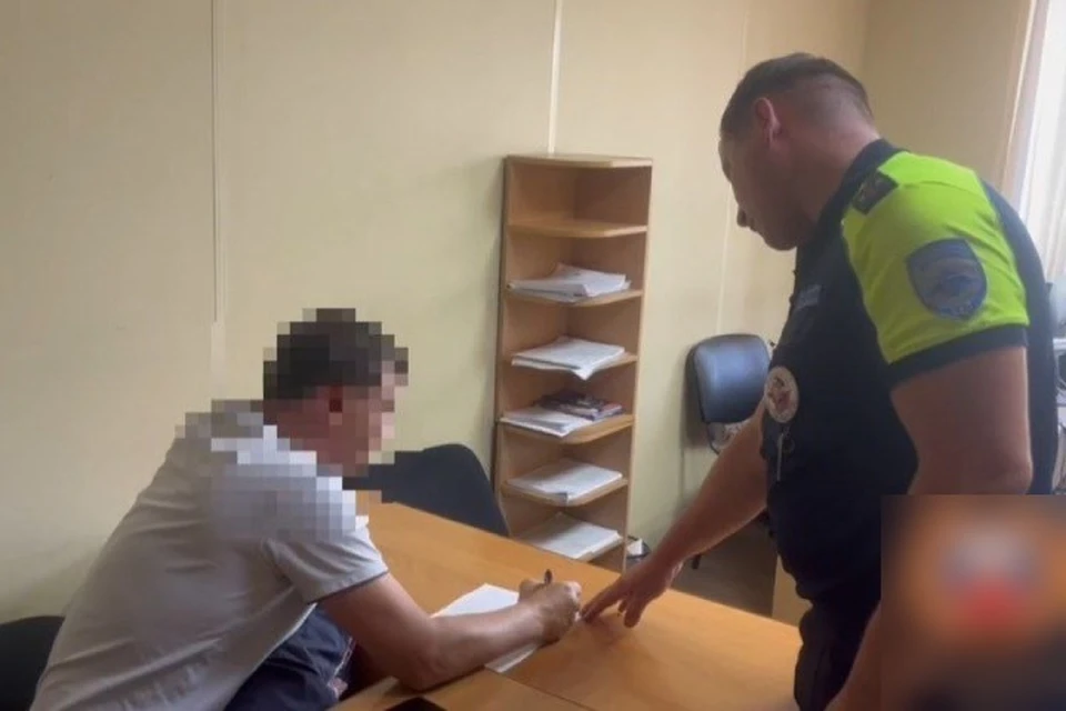 В Иркутске нашли водителя, который снес дорожное ограждение и съехал в яму. Фото: Госавтоинспекция города Иркутска и района