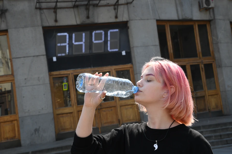 Минеральная вода в жару позволит восполнить баланс электролитов