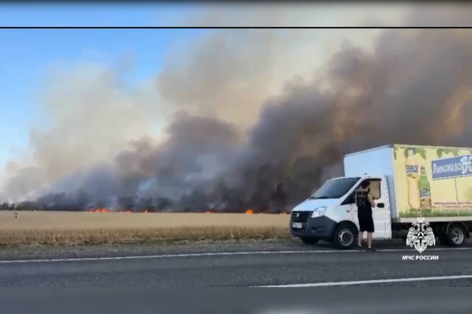 Еще одно пшеничное поле загорелось в округе Ставрополья. Фото: МЧС Ставрополья