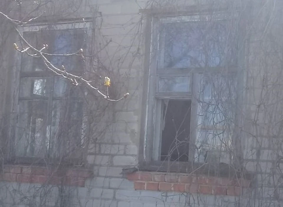 В селе Таврово повреждены легковой автомобиль, частный дом и заборы двух домовладений.