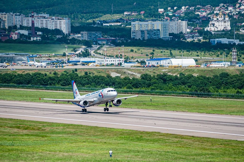 Взлет самолета в Геленджике. Фото: t.me/gelendzhikairport