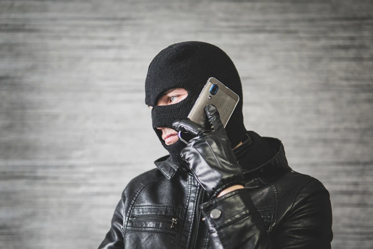 Диктую мошенникам номер приемной МВД: Вот как я справляюсь с телефонными жуликами