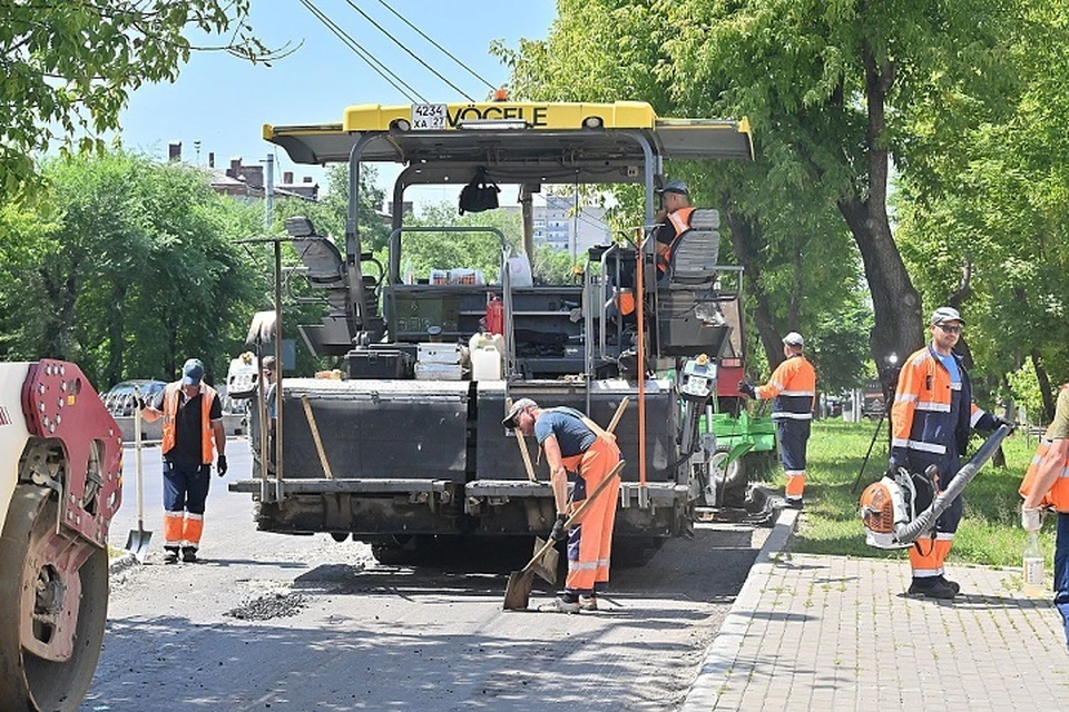 Улицу Ленина в Хабаровске покрывают износостойким асфальтобетоном