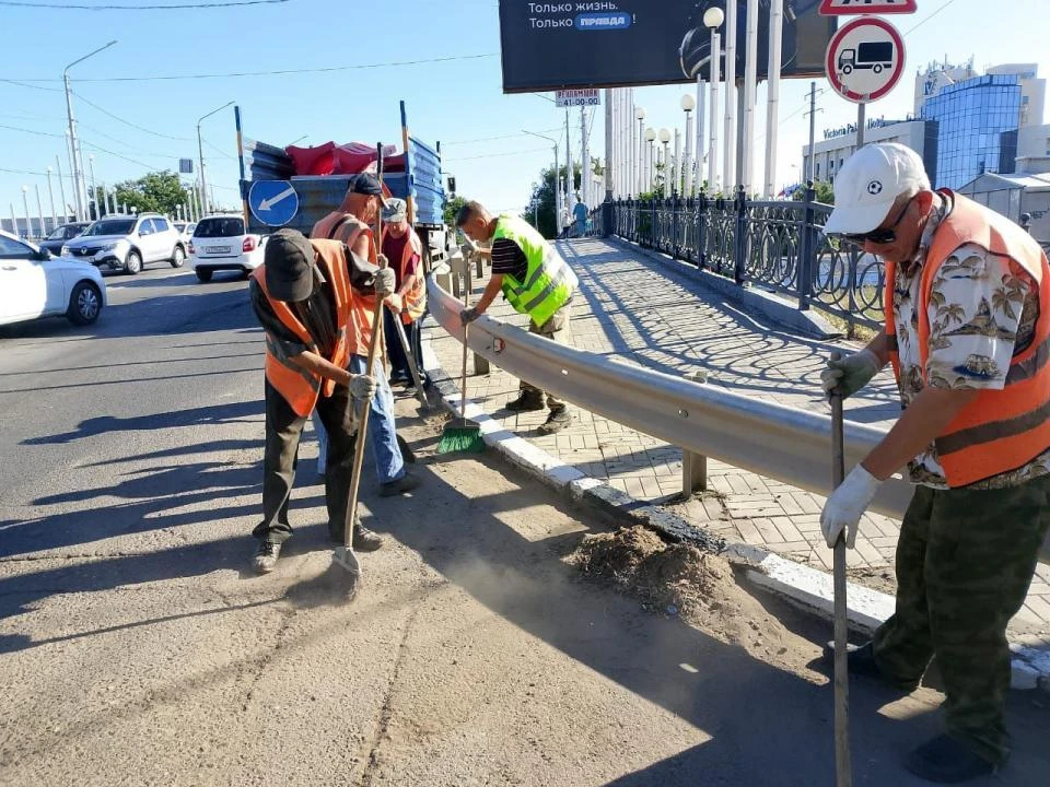 Специалисты очищают мосты Астрахани от мусора и растительности. Фото: Администрация Астрахани
