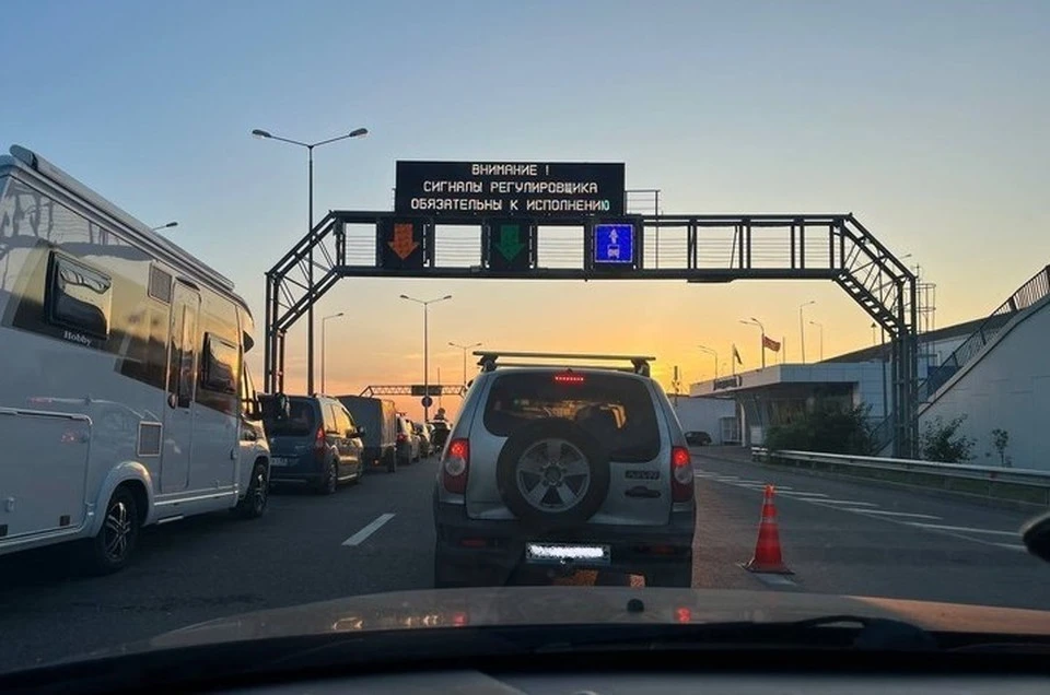 Всю ночь перед мостом не было очередей, однако ближе к пяти утра начал образовываться затор. Фото: чат для автомобилистов "Крымский мост"
