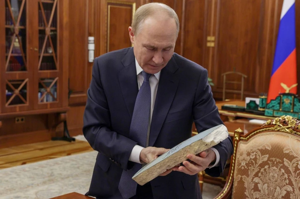 Губернатор Гладков подарил Путину картину, написанную на фрагменте ракеты ПВО. Фото: сайт Кремля