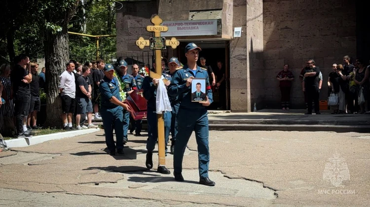 Тушил огонь, наступил на электрокабель и погиб: В ЛНР завели уголовное дело после смерти спасателя на пожаре