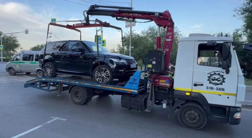 Подросток обратно стал пешеходом, а внедорожник поехал на штрафстоянку без водителя.