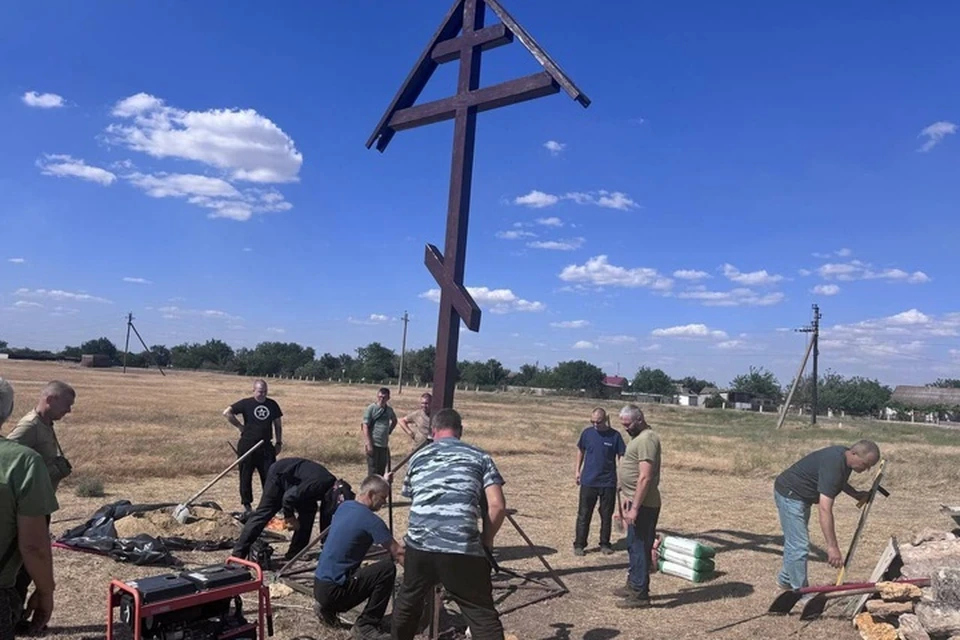Поклонный крест в селе Дмитровка поставили воины СВО. Фото: тг-канал Павла Филипчука