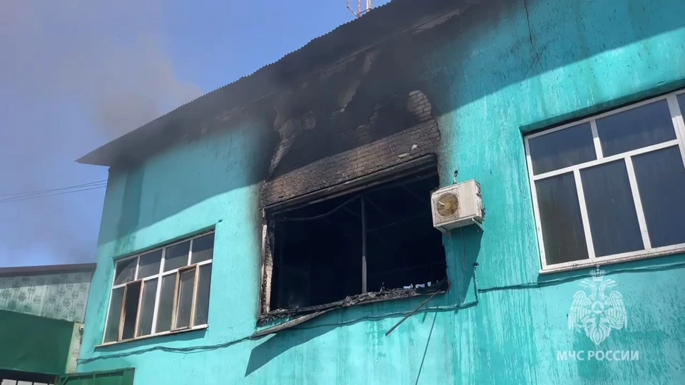 На объекте полыхает кровля. Фото: скриншот видео ГУ МЧС России по Оренбургской области.