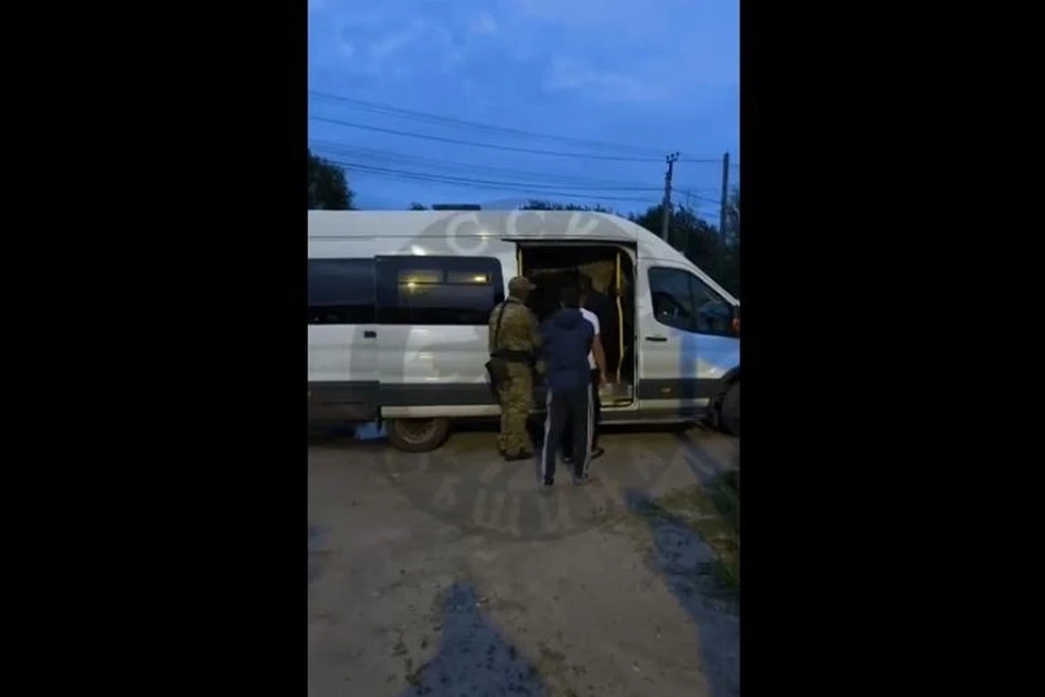 В Ярославле проверили хостел с "иностранными специалистами". Скриншот с видео, телеграм-канал "Русская община ZOV"
