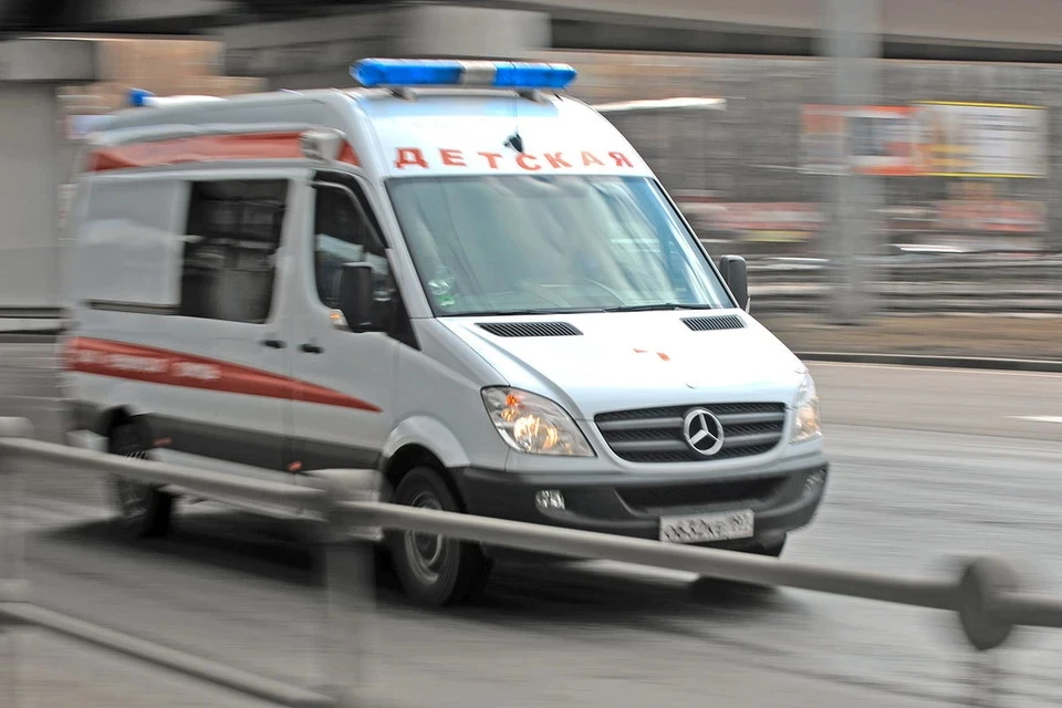 Бригада подмосковной скорой помощи спасла ребенка, решившего попробовать на вкус саморез