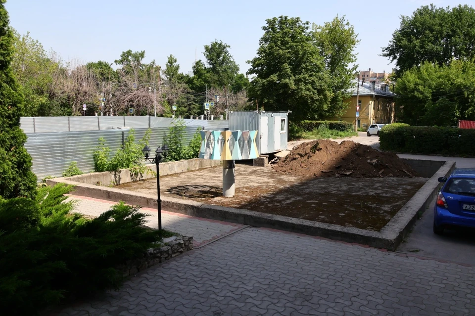 У рязанского театра кукол появится новая цветочная клумба. Для этого демонтируют неработающий фонтан. Фото: администрация Рязани.