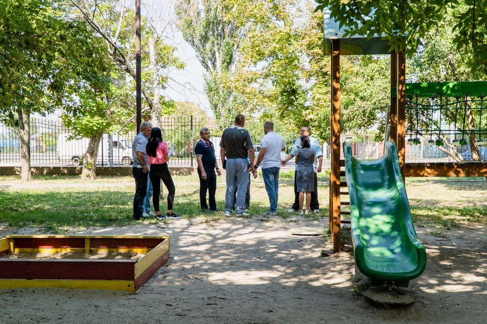 В Мелитополе проверили, как в городе ремонтируют парки и скверы. Фото - тг-канал Сергея Золотарева