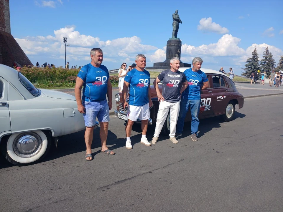 Свой автопробег он завершил в центре города – на площади Минина.