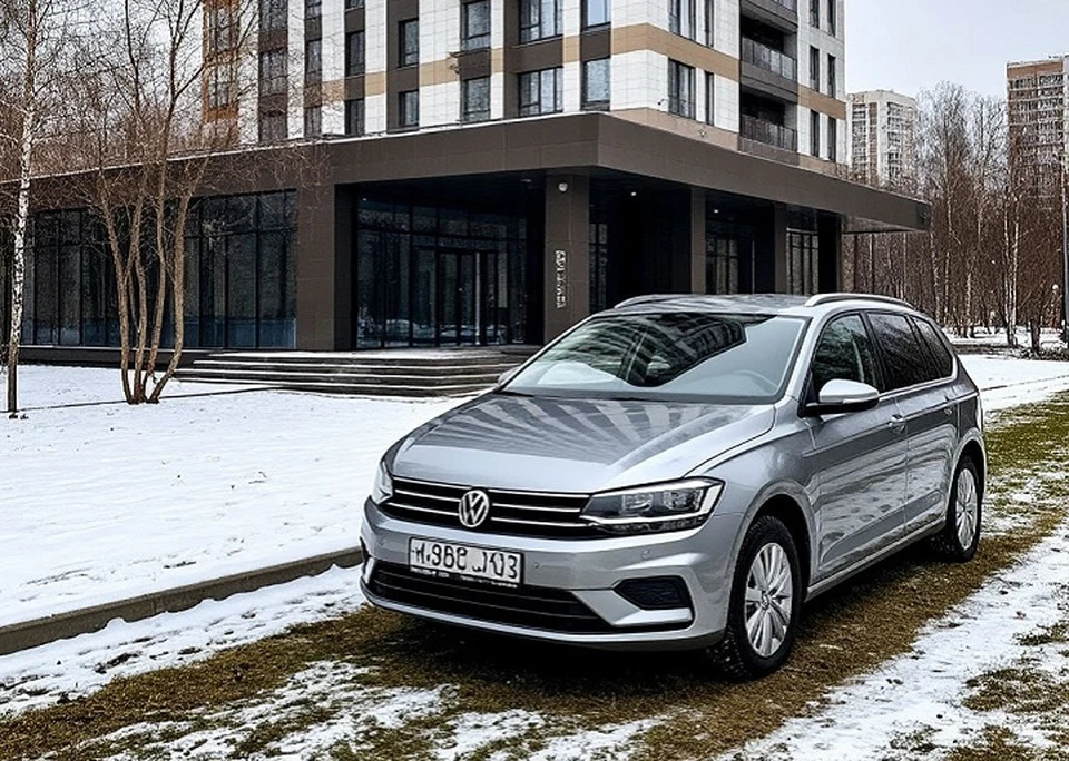 Иномарка была припаркована на газоне. Фото: пресс-служба Свердловского облсуда