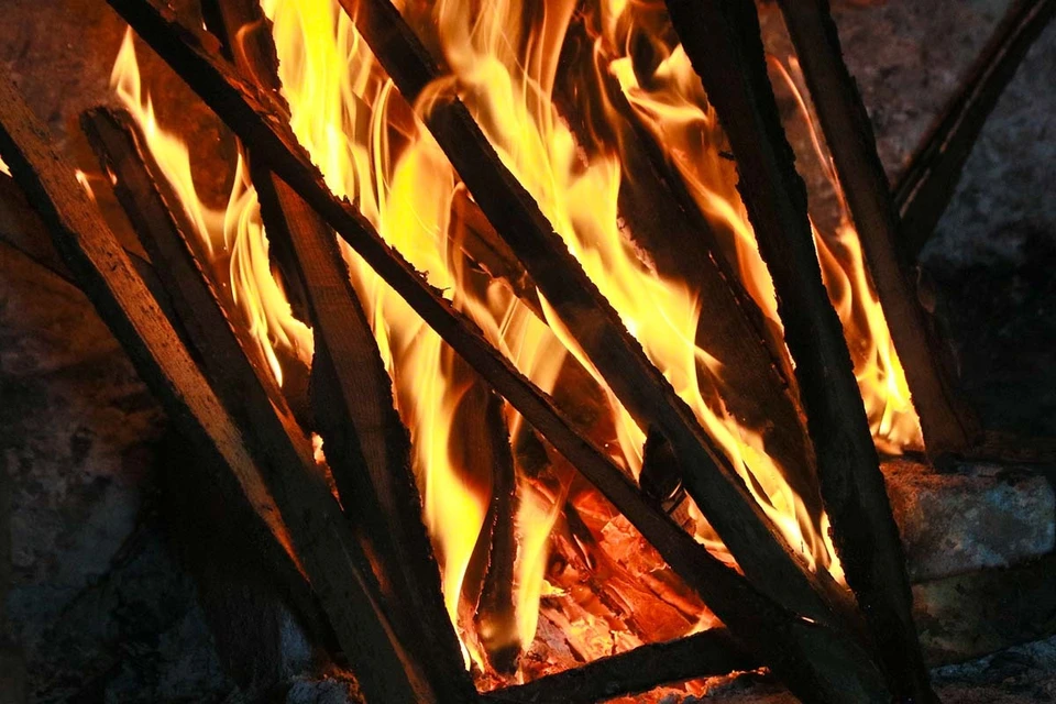 Огонь уничтожил крышу и стены дома