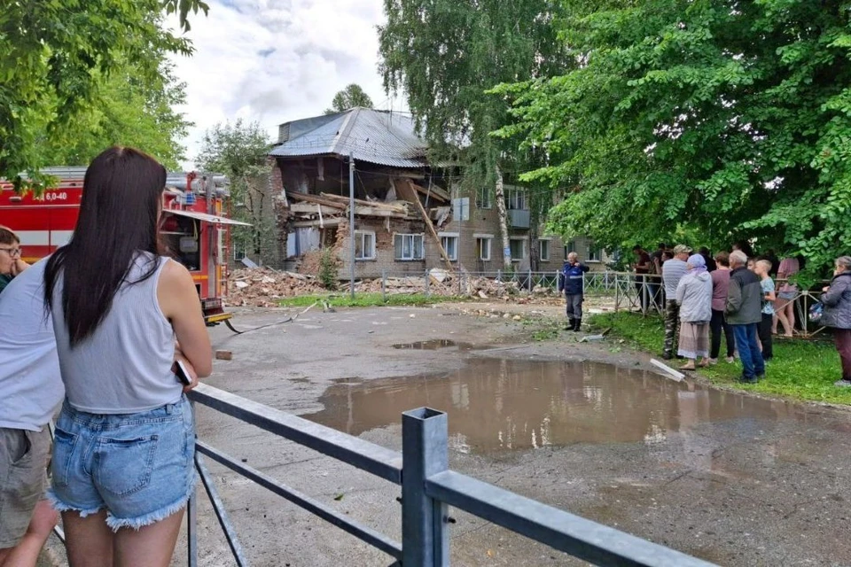 Полиция обеспечивает свободный доступ экстренных служб к разрушенному дому. Фото: предоставил очевидец.