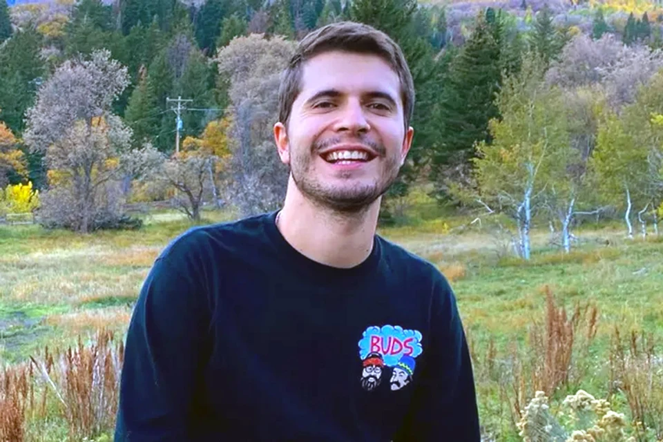 Даниэль увидел, что его 12-летняя родственница начала тонуть, схватил падлборд и поспешил ей на помощь