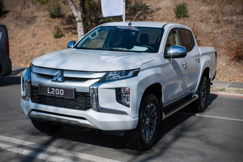 Новый Mitsubishi L200 с левым рулем прибыл в Россию. Фото: Zeitgeist89 / Shutterstock.com